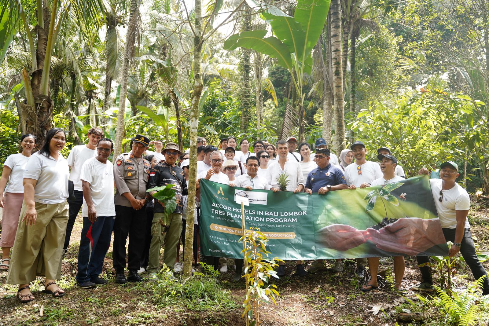 GERAKAN HIJAU: Penanaman pohon di Kawasan Hutan Tani (KTH) Tapis, Desa Angkah, Slemadeg Barat, Tabanan, pada hari Kamis, 16 Oktober 2025.