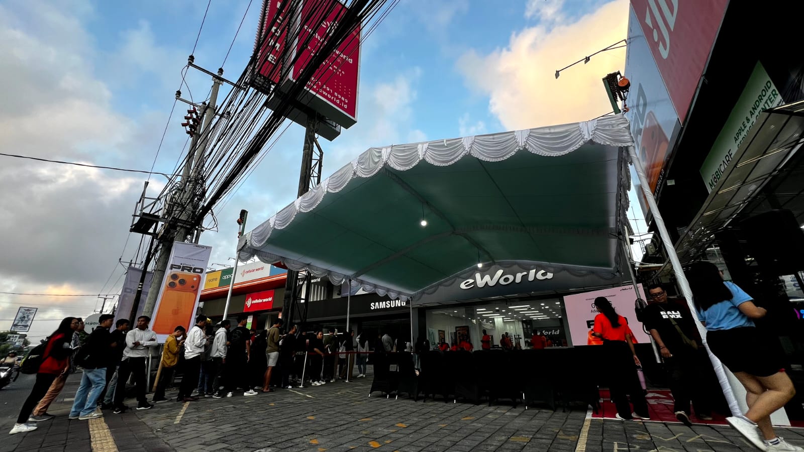 Antrean customer di Gerai eWorld di jalan Teuku Umar Barat Denpasar Bali
