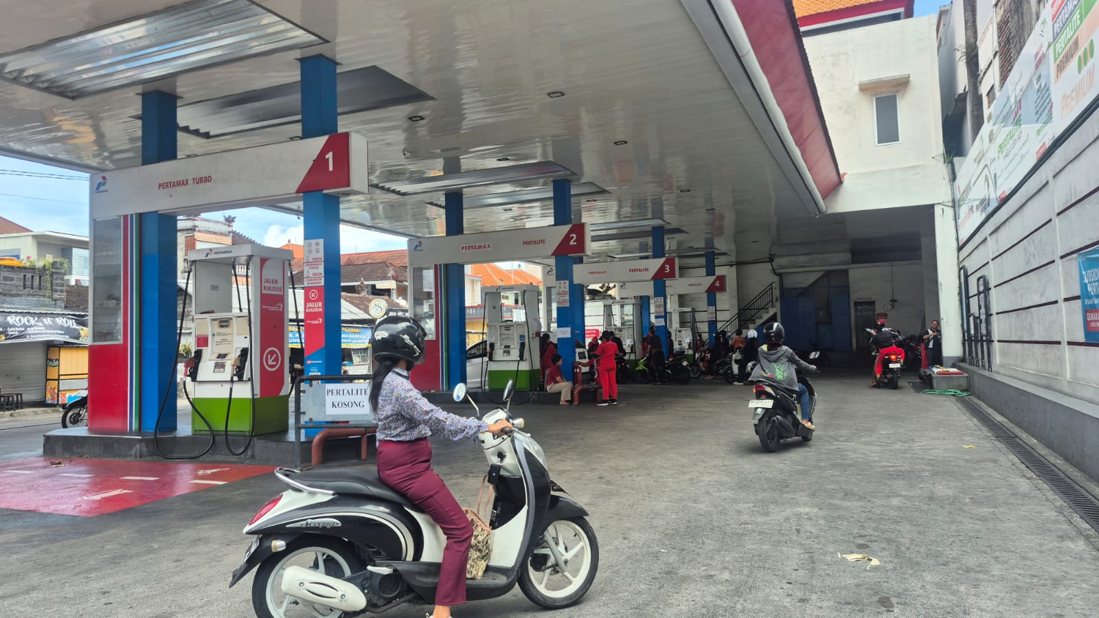 TAK DICARI: Situasi di SPBU 54.801.53 di kawasan Jalan Pulau Tarakan, Denpasar Barat, Selasa (21/10/2025)