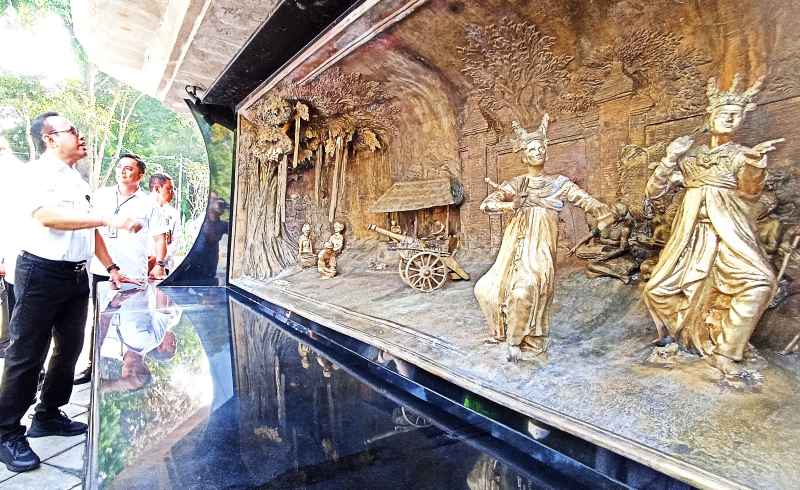 MENINJAU PEMUGARAN : Wali Kota Denpasar IGN Jaya Negara bersama tim rekontruksi monumen Puputan Badung.(Adrian Suwanto/Radar Bali)