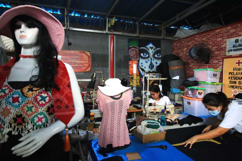 PRAKTIKKAN ILMU WIRA USAHA : Sejumlah napi perempuan Lapas Kerokan mempraktikkan keterampilan menjahit.(Miftahuddin/Radar Bali)