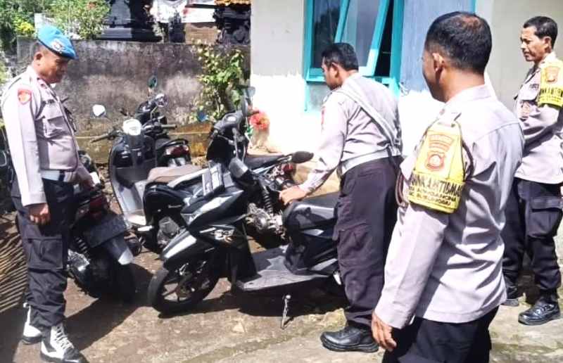 TERCIDUK: Aparat Polres Buleleng sepeda motor pelajar yang berknalpot brong.( Foto: Polres Buleleng untuk Radar Bali)