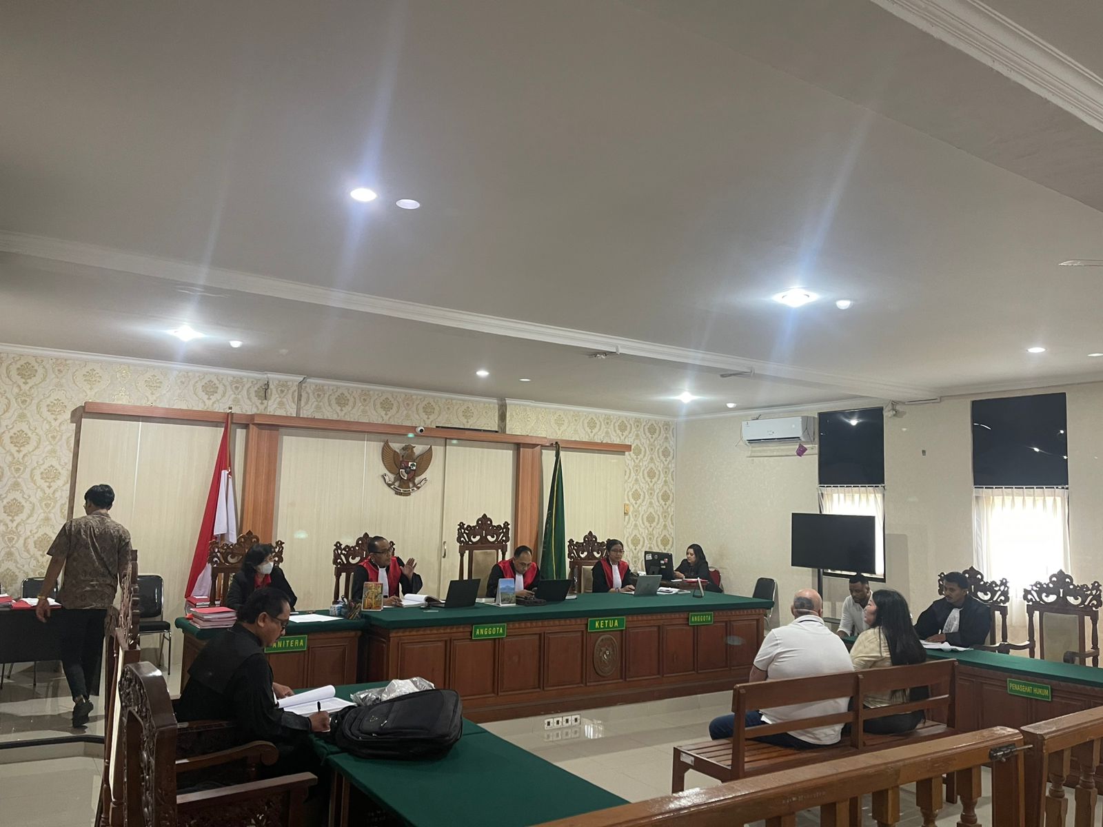 BUKA-BUKAAN: Daniel Domalski didampingi penerjemah dan tim kuasa hukumnya di PN Denpasar, Kamis (23/10).