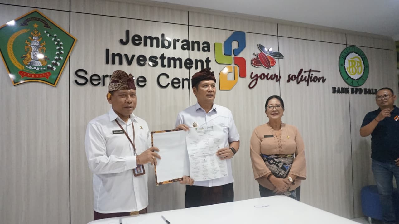 Bupati Jembrana I Made Kembang Hartawan (tengah) Ketua DPRD Jembrana Ni Made Sri Sutharmi (kanan)dan Kadis Penanaman Modal dan Pelayanan Terpadu Satu Pintu Made Gede Budiartha saat peluncuran JISC.