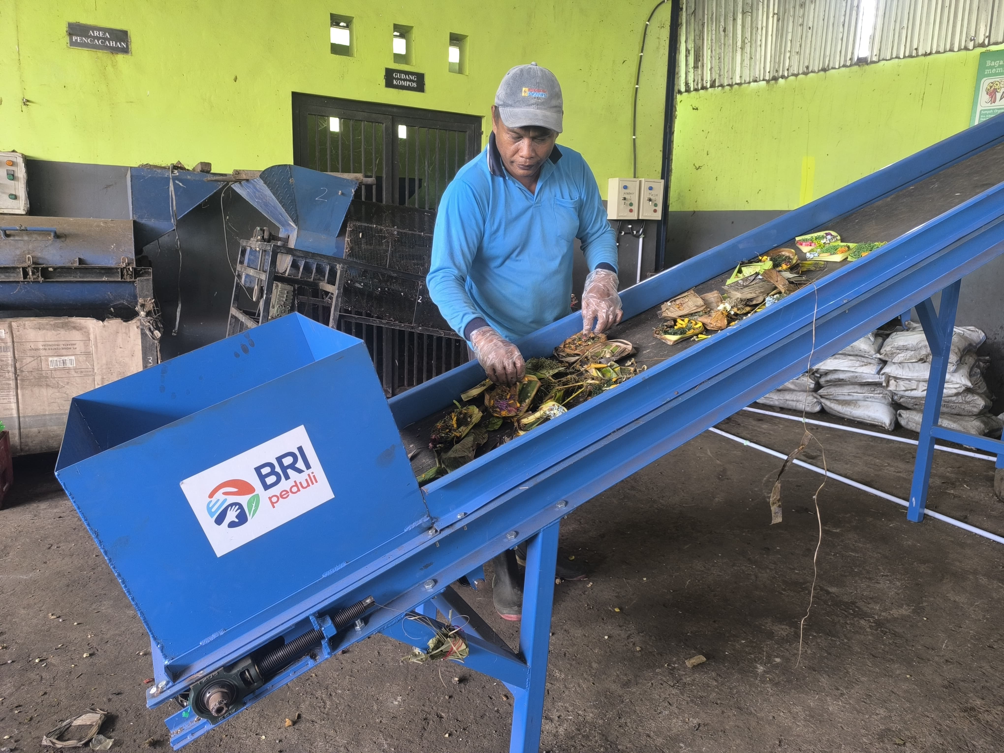 Bantuan 1 unit mesin pencacah sampah dan 1 unit belt conveyor dari BRI TPS 3R Pudak Mesari, Desa Darmasaba, Kecamatan Abiansemal, Kabupaten Badung.