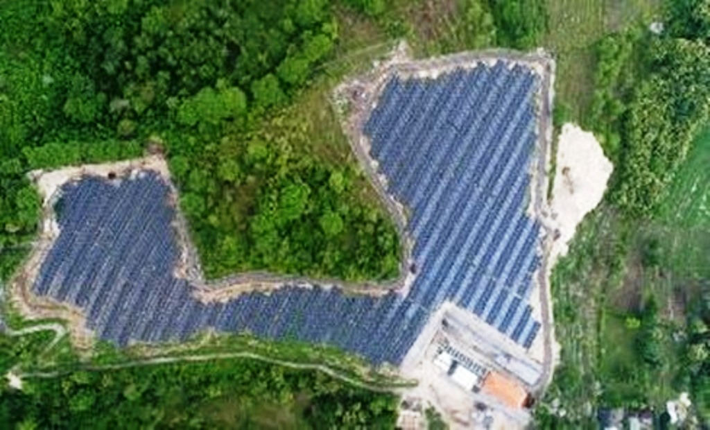 ENERGI HIJAU: Ribuan panel surya di PLTS Nusa Penida dipotret dari atas.