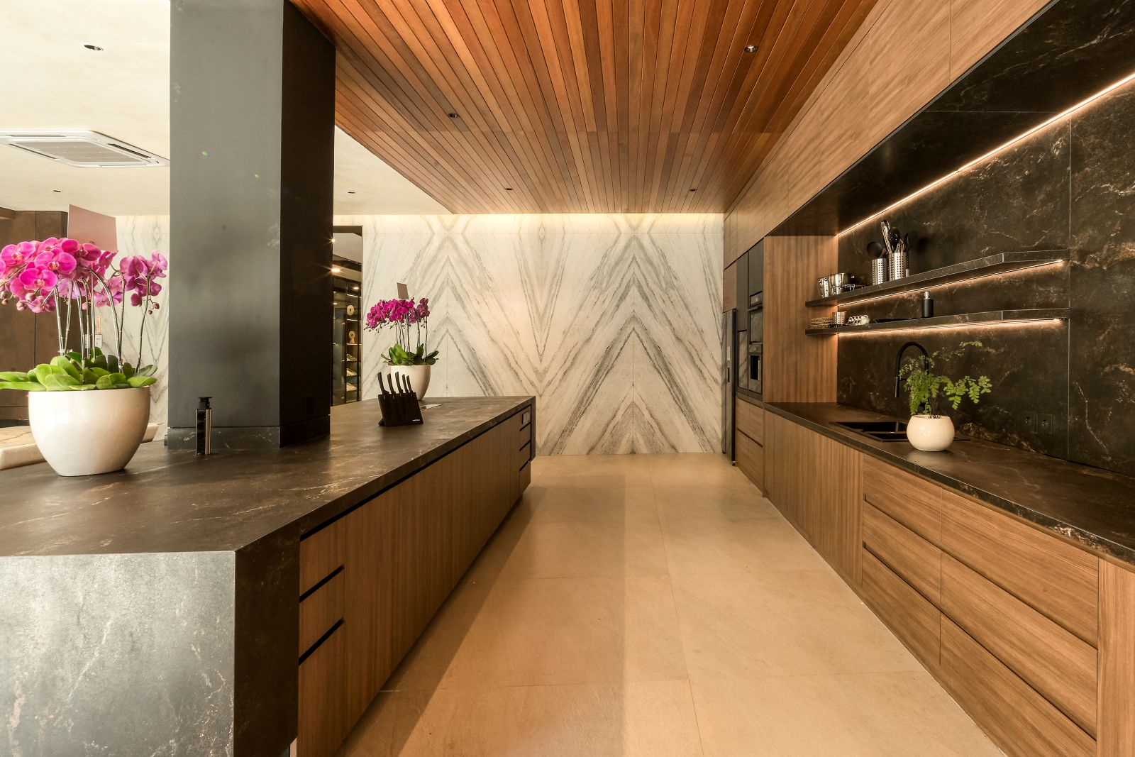 Sebuah sudut desain interior dengan bahan-bahan produk Quadra yang inspirasinya dari alam dan disempurnakan oleh teknologi