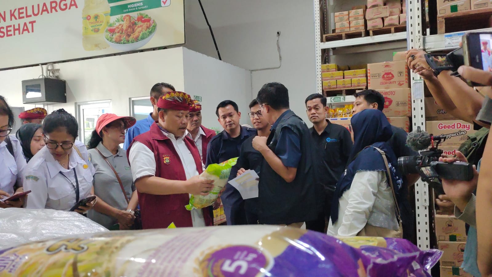 PANTAU HARGA: Direskrimsus Polda Bali Kombes Pol Teguh Widodo, S.I.K., M.M., pimpin pasukan turun ke pasar, Rabu (22/10/2025)