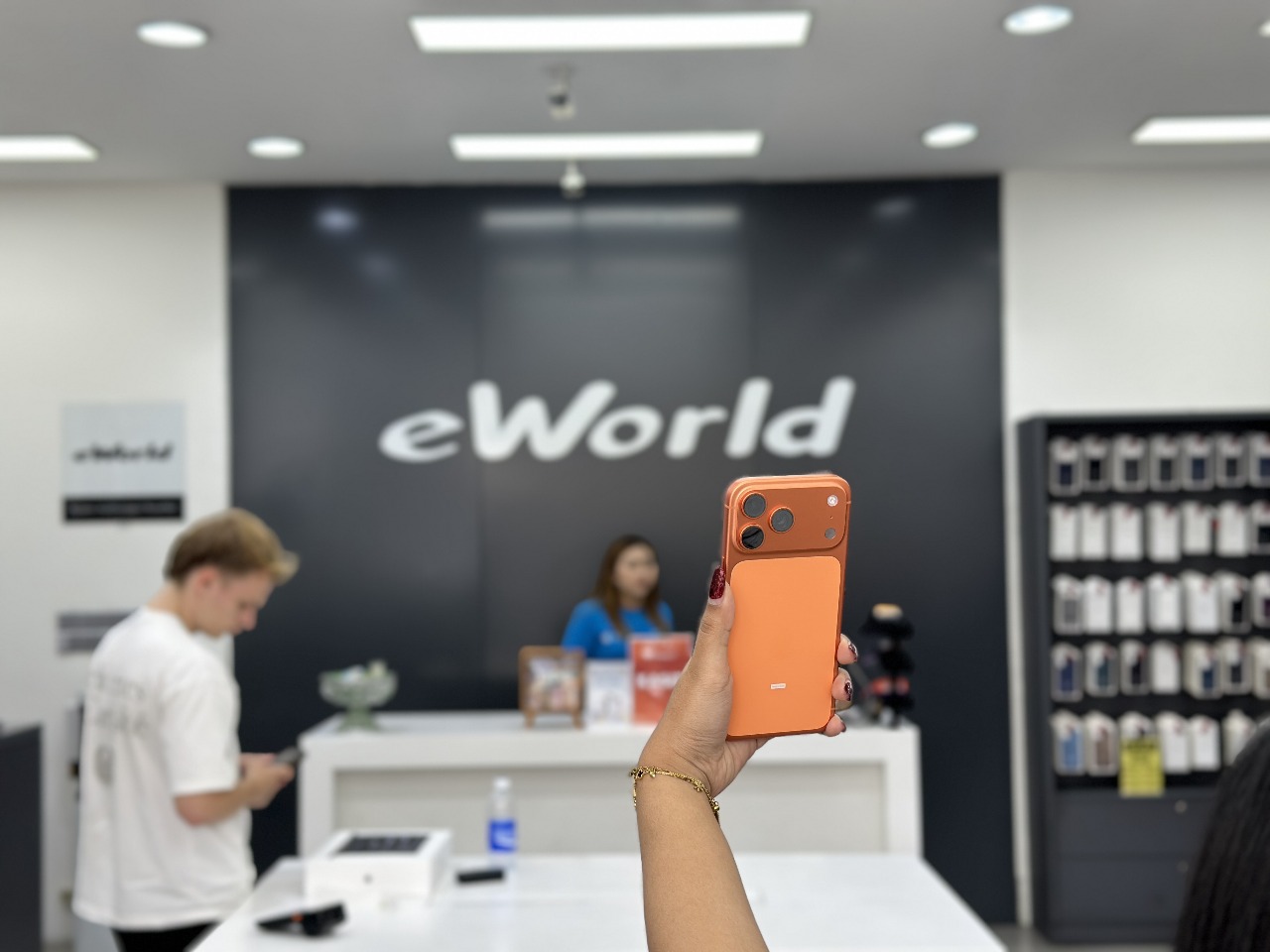 MEMIKAT PENGGUNA: Salah satu penampakan iPhone 17 Pro Max yang dipamerkan di EWorld Teuku Umar