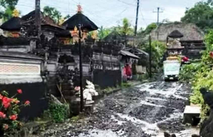 RUSAK LAGI : Kondisi jalan penghubung Banjar Belong menuju Banjar Patas, Desa Taro, Tegallalang, Gianyar. (Istimewa)