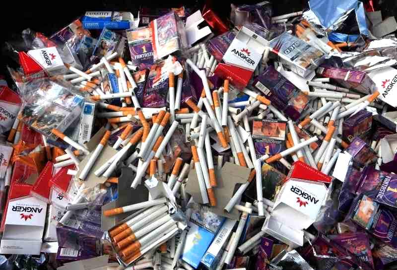 PEROKOK BODONG DIANCAM : Ilustrasi: Pemusnahan rokok ilegal. (Nur Chamim/Jawa Pos Radar Semarang)