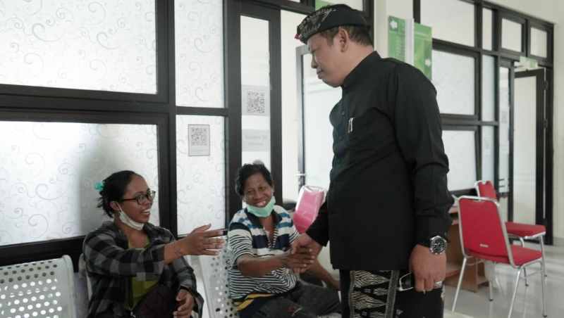 CEK LANGSUNG : Wabup Karangasem, Pandu Prapanca Lagosa saat melakukan kunjungan ke Puskesmas Abang 1. (istimewa)
