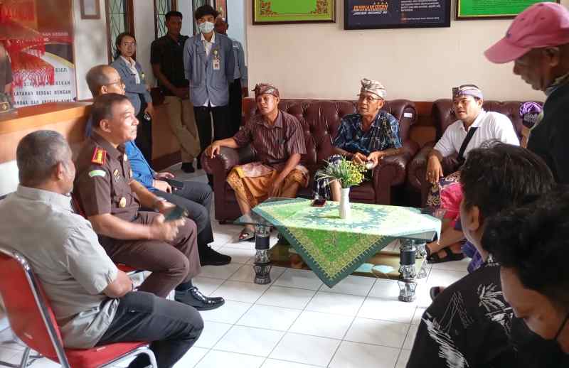 MEMTANYAKAN PROSES HUKUM: Warga Desa Sudaji, Kecamatan Sawan, mendatangi kantor Kejari Buleleng empat kali. (francelino junior)