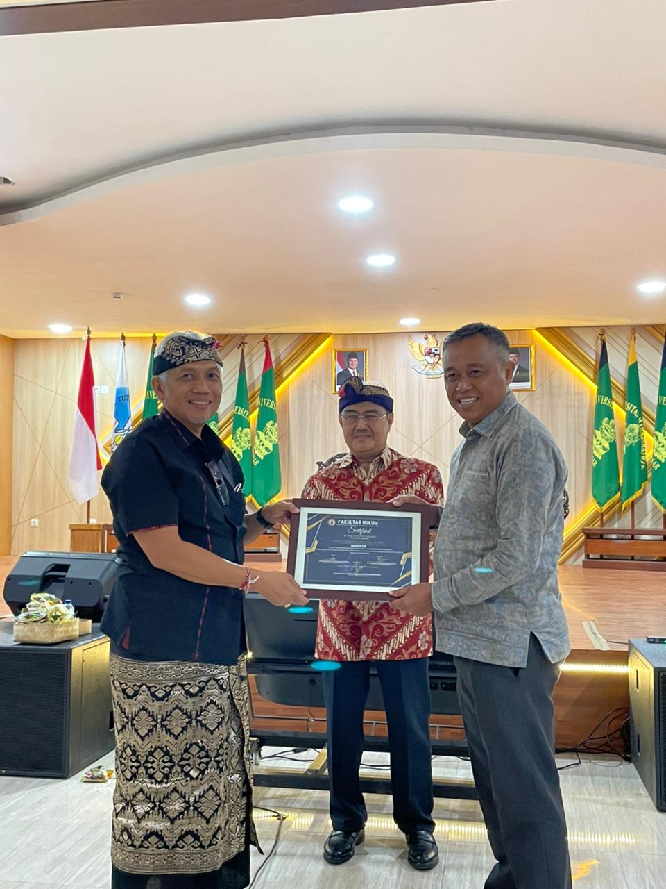 Rektor Universitas Mahasaraswati Denpasar Prof. Dr. I Ketut Sukewati Lanang Putra Perbawa, S.H., M.Hum. (kiri) usai kuliah umum.
