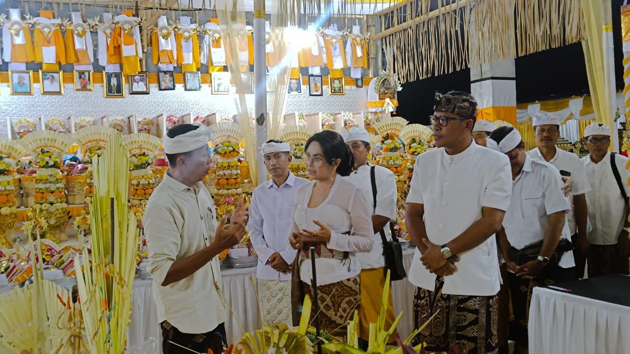 Nyonya Rasniathi Adi Arnawa saat hadir di upacara Atma Wedana Desa Adat Semana, Desa Mambal, Kecamatan Abiansemal, Rabu (22/10).