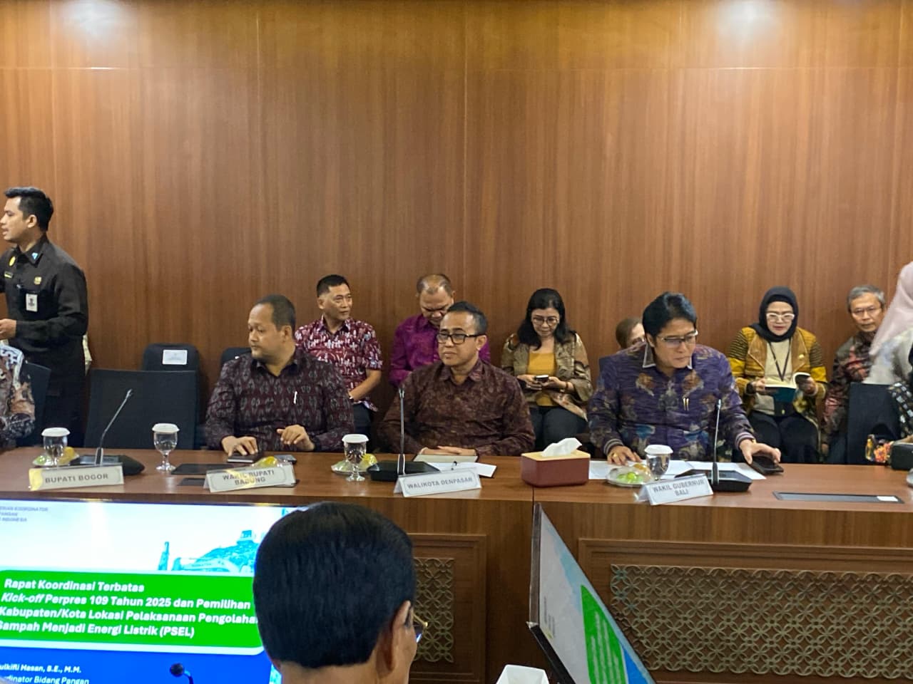 Wali Kota Denpasar IGN Jaya Negara (tengah) menghadiri rapat koordinasi PSEL yang digelar di kantor Kementerian Koordinator Bidang Pangan Jakarta, pada Jumat (24/10).