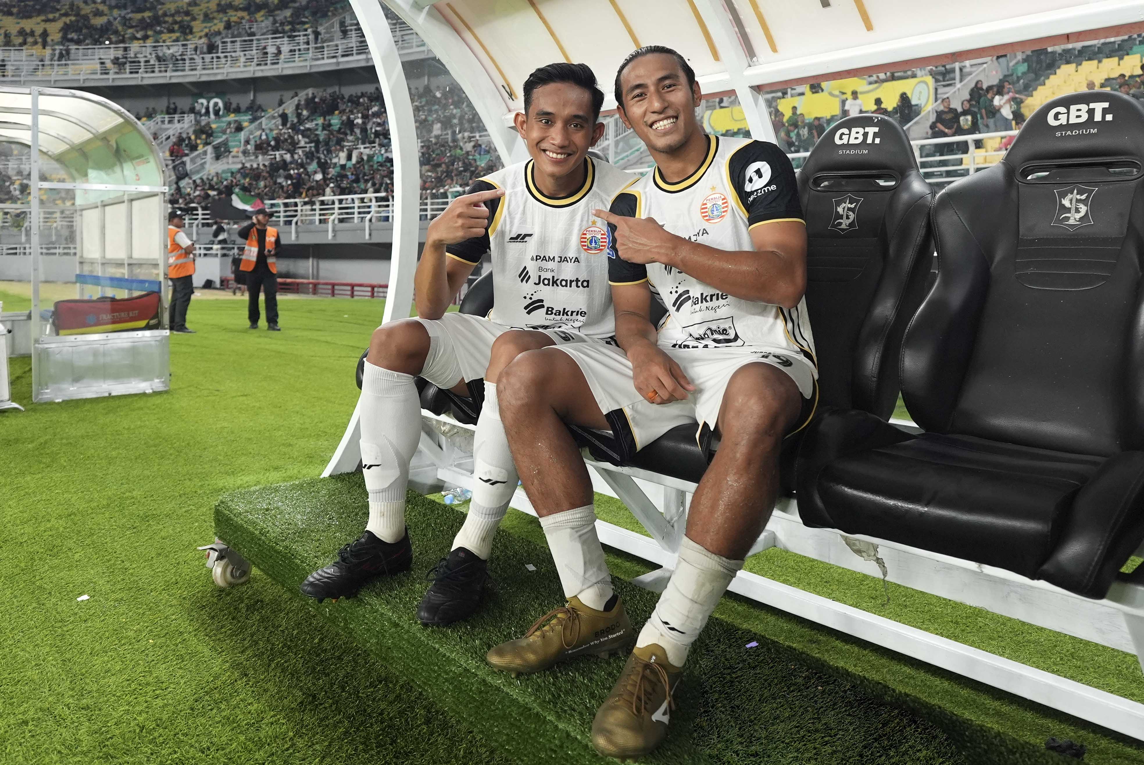SOLID - Bek Persija Rizky Ridho dan Gelandang Bertahan Hanif Syahbandi seusai pertandingan melawan Persebaya.