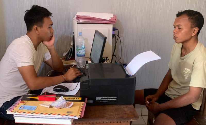 MELAPOR : Korban I Gusti Lanang Ariawan saat melapor ke Mapolsek Manggis akibat kehilangan .(istimewa)