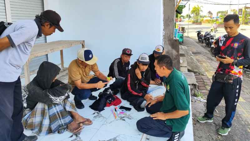 KEHABISAN BEKAL : Empat orang remaja asal Pasuruan tidur di emperan pertokoan Gilimanuk, Jembrana. (Foto: dok.Lurah Gilimanuk, Ida Bagus Tony Wirahadikusuma)