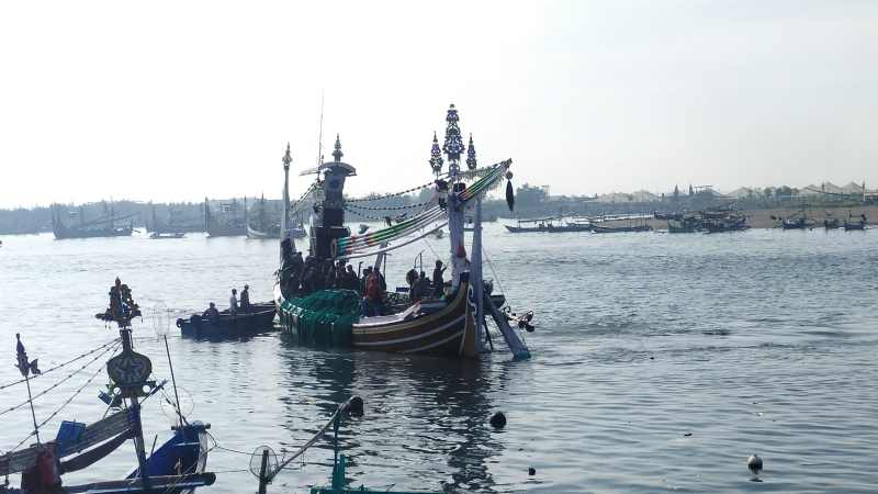 DIREPOTKAN PENDANGKALAN : Perahu selerek dibantu perahu kecil untuk masuk ke dalam kolam labuh yang mengalami sedimentasi. (M.Basir/Radar Bali)