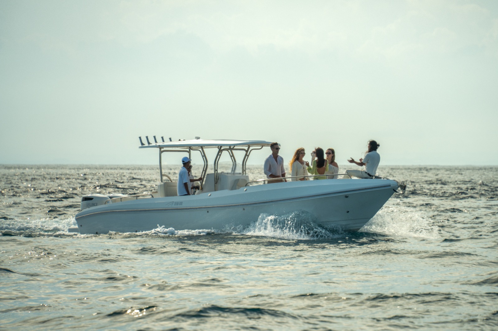 AL DHAEN 310 CENTER CONSOLE: Yacht Performa Tinggi yang Ideal untuk Menjelajahi Perairan Bali.