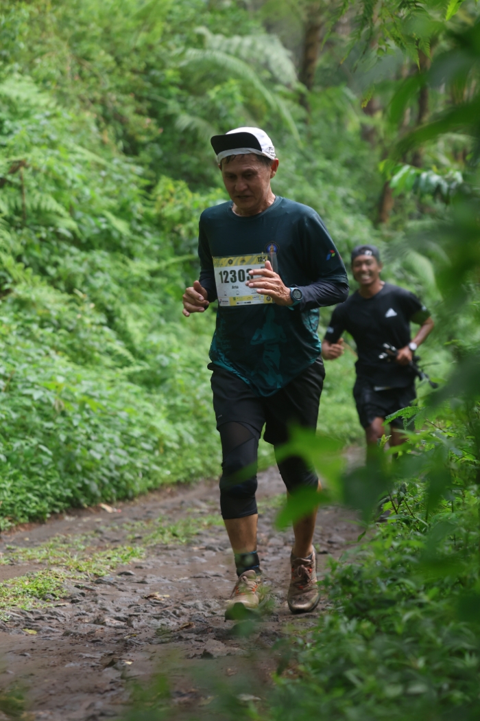 SEMANGAT: Perjuangan peserta UB Forest Trail Run melibas trek pegunungan. (Darmono/Radar Malang)