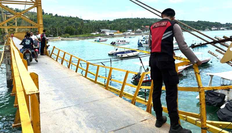 DIPERIKSA POLISI : Kondisi Jembatan Kuning di Nusa Penida yang sudah lapuk karena dimakan karat. (Foto: Polsek Nusa Penida )