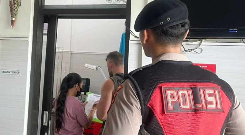 DIRAWAT : Turis Belanda yang tercebur mendapat perawatan. (foto: Polsek Nusa Penida)