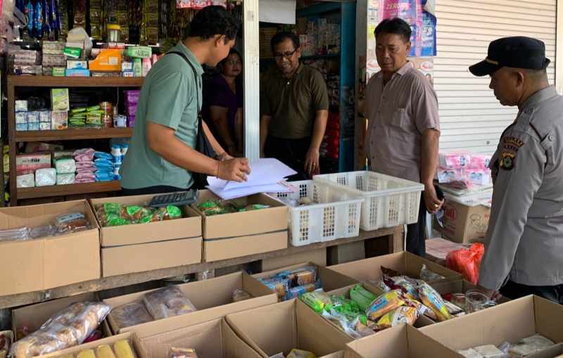 SIDAK LANGSUNG : Pengecekan harga beras Dinas Koperasi, UKM, dan Perdagangan Jembrana, bersama Polres Jembrana. (foto: dok. Polres Jembrana)