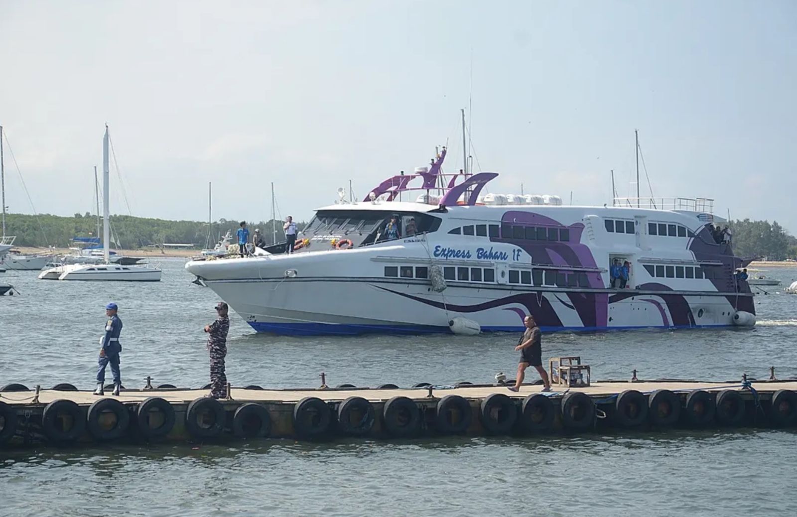 Kapal cepat Banyuwangi - Denpasar yang berlabuh di Serangan ini berhenti beroperasi karena faktor ini