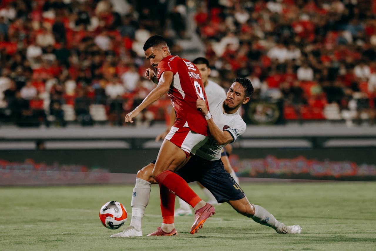 REKOR BARU - Bek Persita Ryuji Utomo menghadang pergerakan striker Bali United Boris Kopitovic dalam laga di Stadion Wayan Dipta. Persita memperpanjang rekor tak kalah dalam 7 pertandingan.