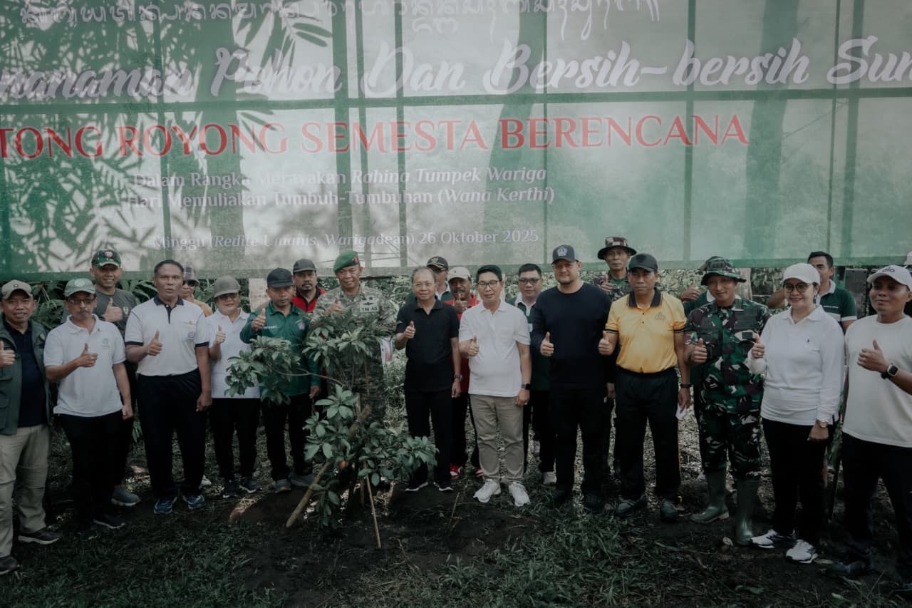 Bupati Adi Arnawa bersama Wabup Bagus Alit Sucipta mendampingi Gubernur Bali Wayan Koster di sempadan Tukad Ayung, Desa Bongkasa Pertiwi Abiansemal, Minggu (26/10).
