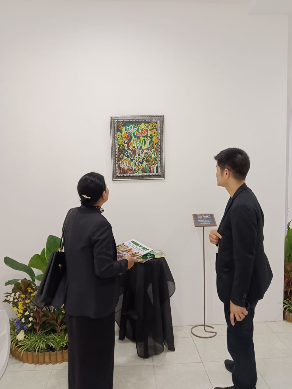 Lukisan Go Green Taruparwa, besutan maestro Sam Sianata (Liem Sian An) di gedung Bencingah Nata Citta Art Space, Institut Seni Indonesia (ISI) Bali, Denpasar.