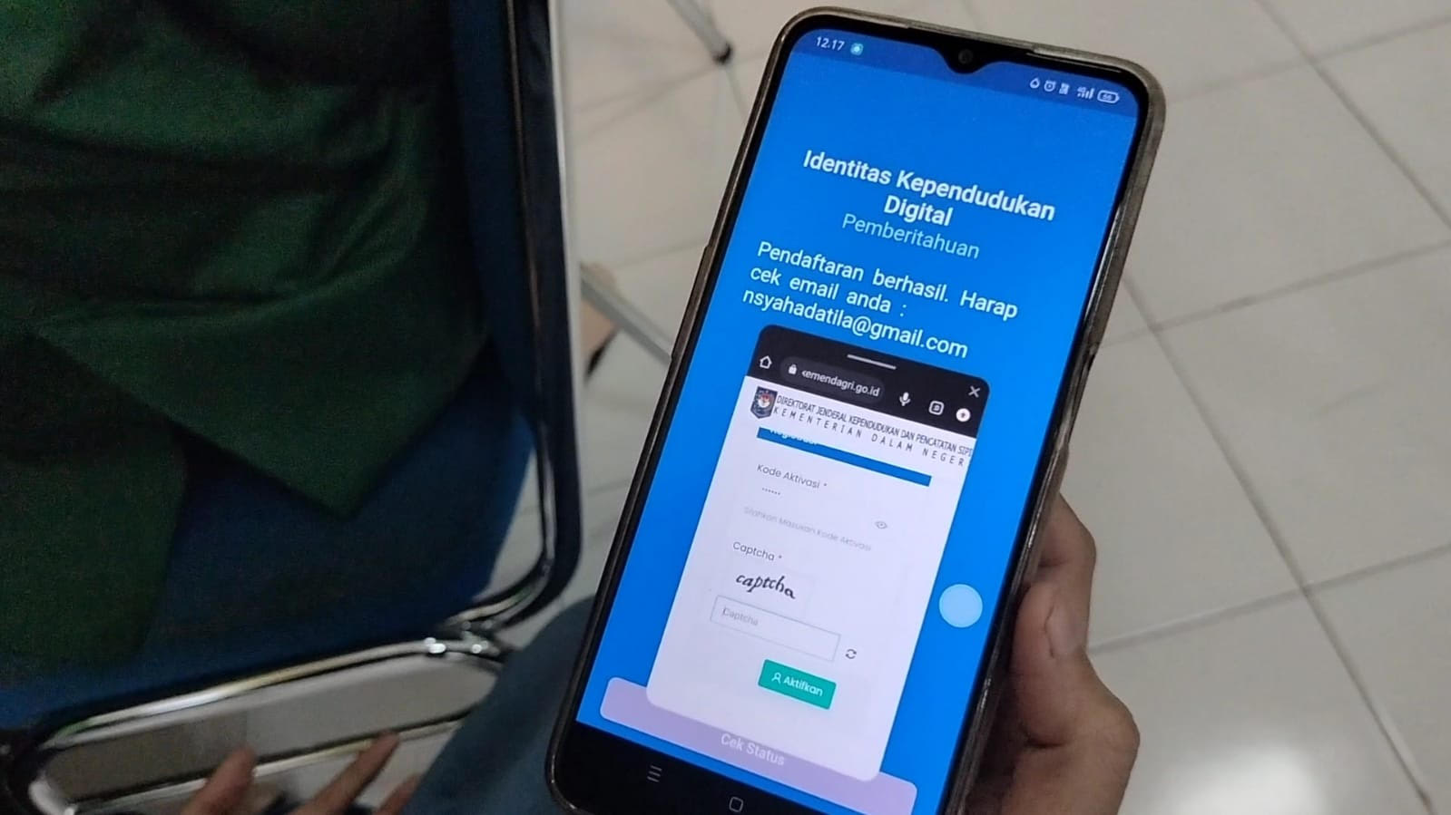 Ilustrasi KTP elektronik di HP