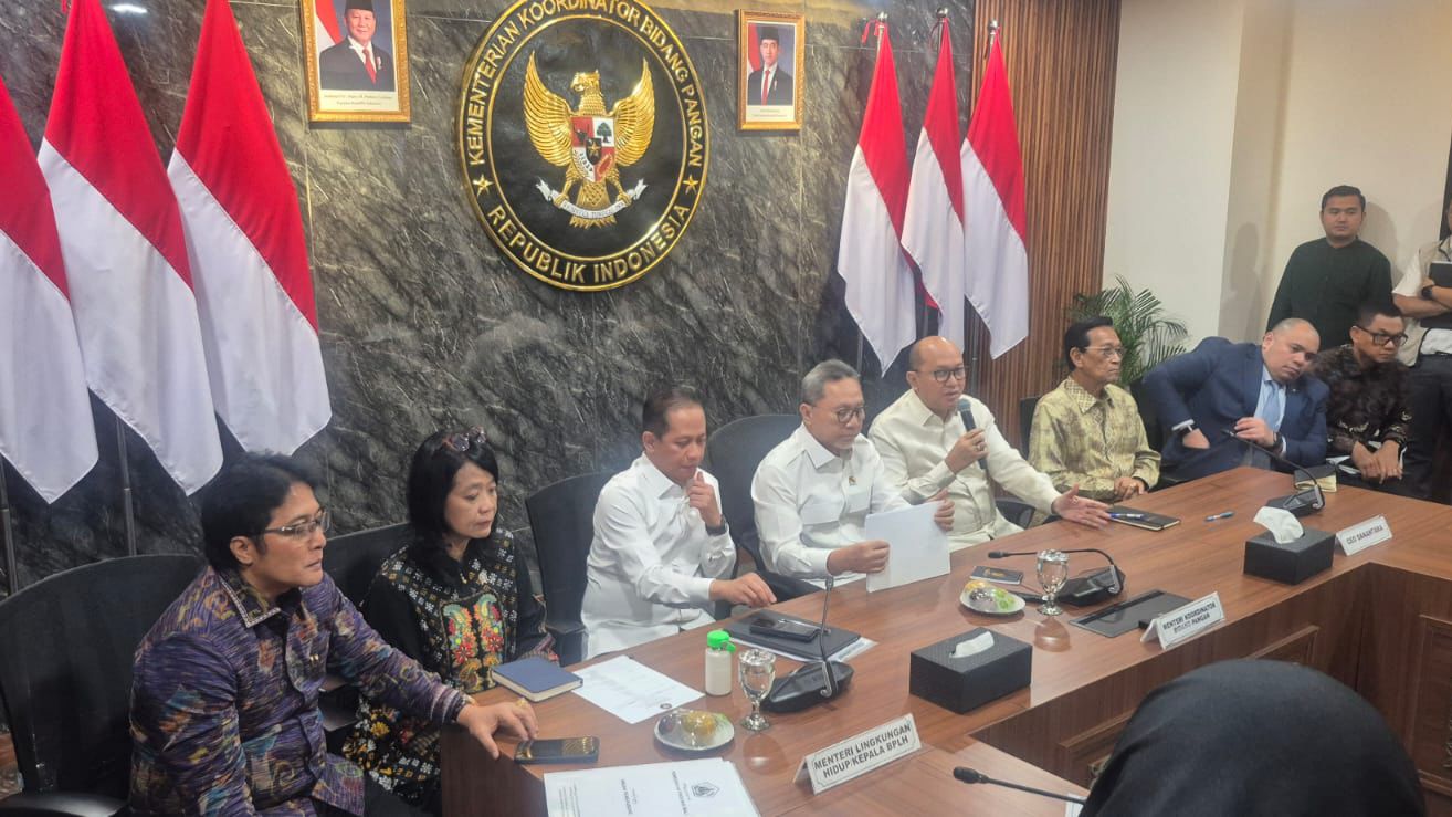 Wakil Gubernur Bali I Nyoman Giri Prasta (paling kiri) saat rapat di Kementerian bersama Zulkifli Hasan membahas proyek pengelolaan sampah jadi energi listrik