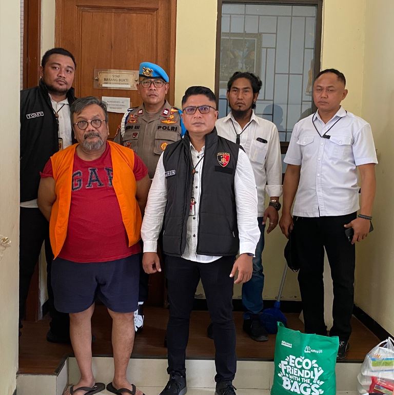 BREWOKAN: Togar Situmorang (depan kiri) saat dilimpahkan penyidik Polda Bali ke Kejaksaan, Senin (27/10/2025).