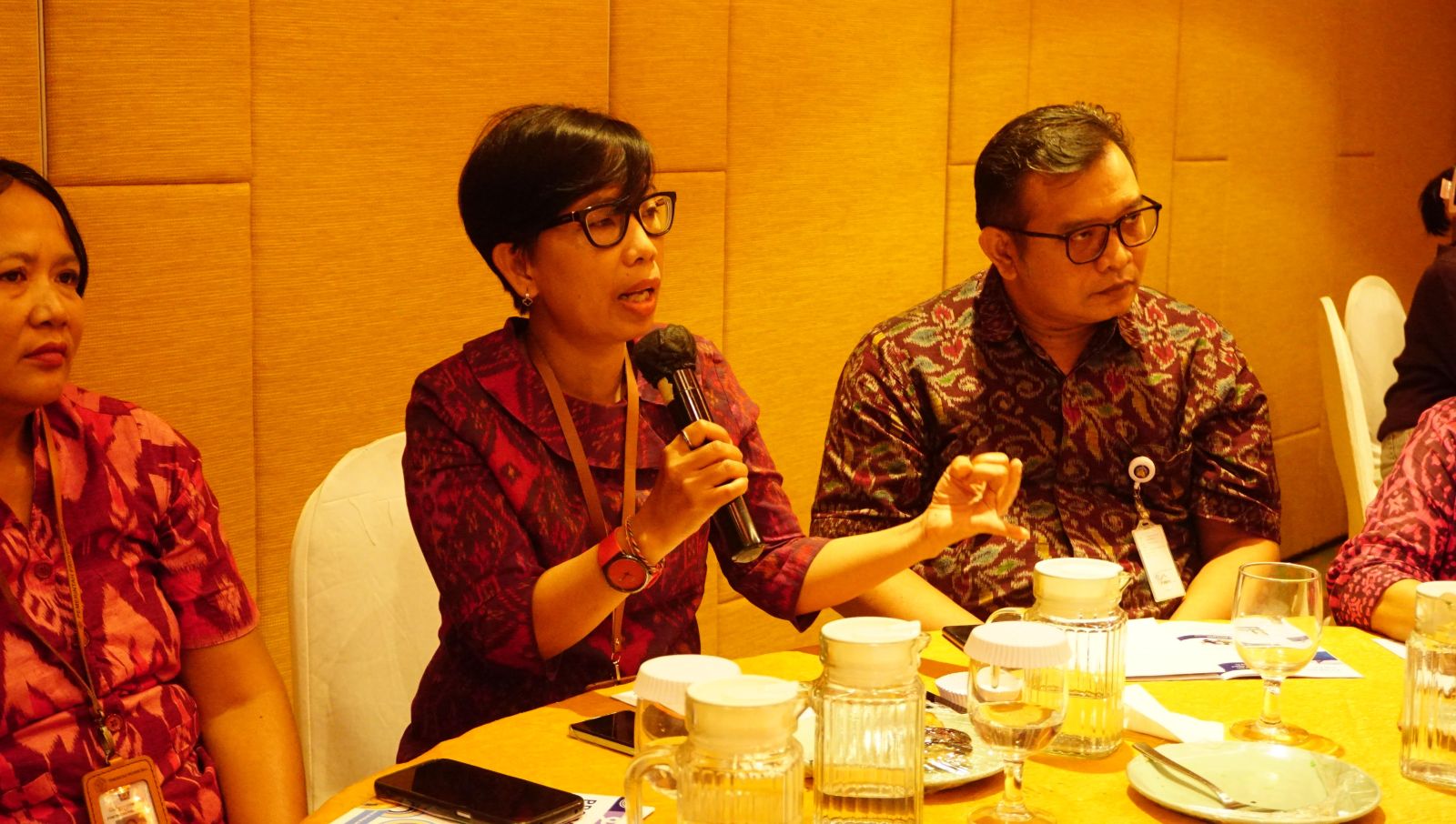 Ni Luh Gede Yastini (tengah), Ketua KPAD Bali dengan menambahkan data terkait perkawinan anak di Bali