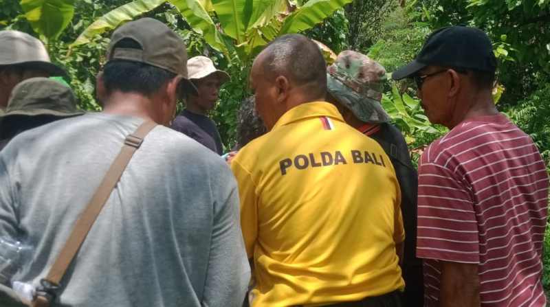 DIEVAKUASI : Proses evakuasi lansia hilang di pinggir hutan di Banjar Dinas Yeh Buah, Desa Yehembang Kauh.(foto: Polsek Mendoyo)