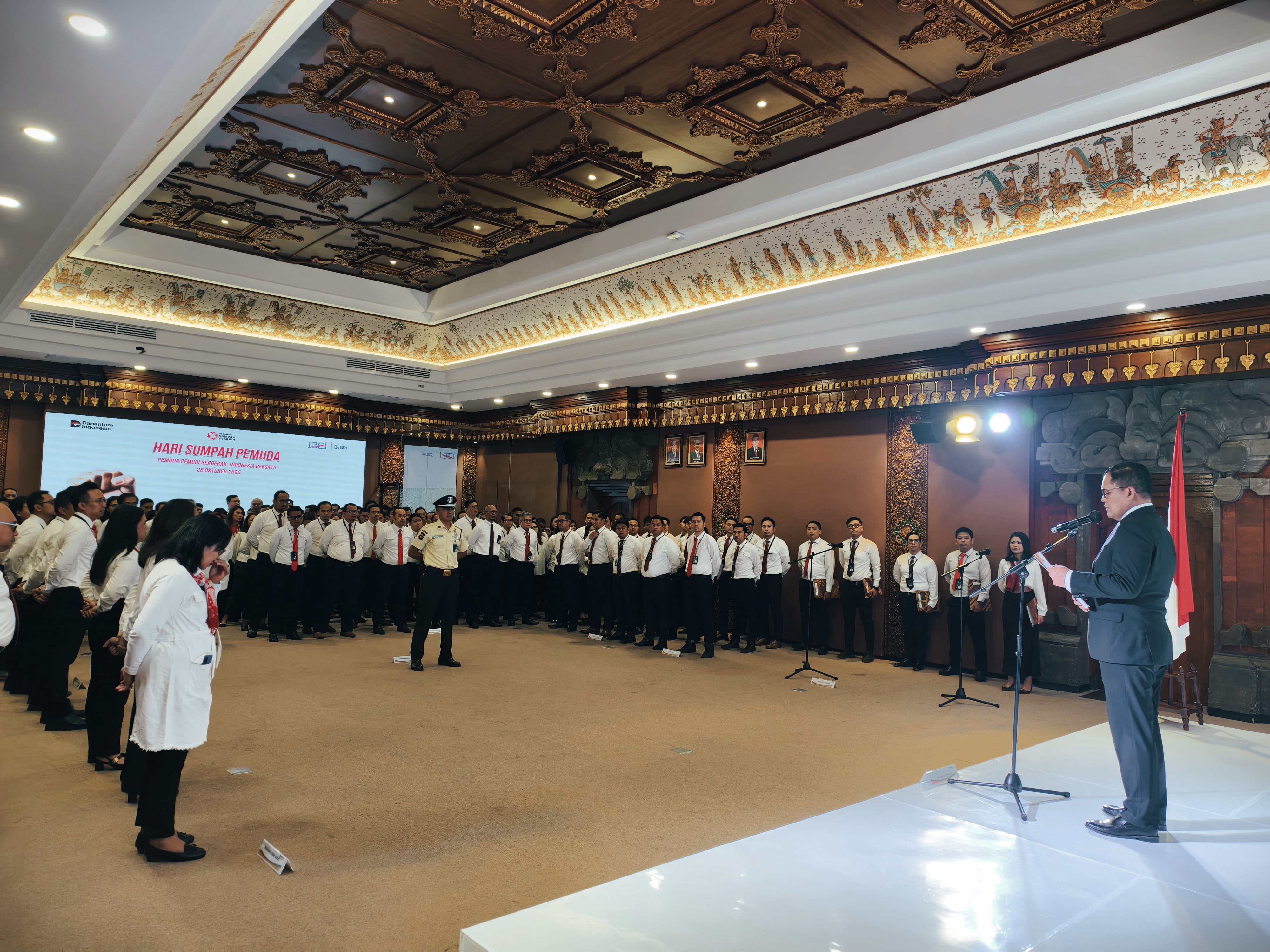 Regional CEO BRI Region/ 17 Denpasar Hery Noercahya (kanan) memimpin peringataj Hari Sumpah Pemuda ke-97 di Aula kantor BRI Region 17/ Denpasar, Selasa (28/10/2025).