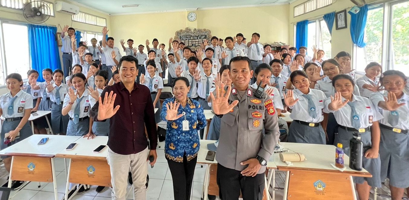 MASUK SEKOLAH-SEKOLAH : Polisi masuk sekolah gelar kampanye antinarkoba dengan mengingatkan bahayanya. (Foto: Humas Polres Klungkung)