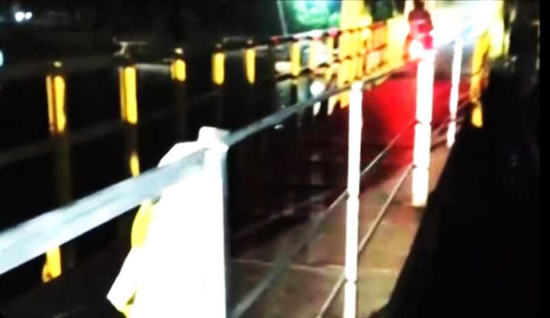 DIPERBAIKI ALA KADARNYA DULU : Pagar sementara terbuat dari besi biasa. (Foto: Polsek Nusa Penida)