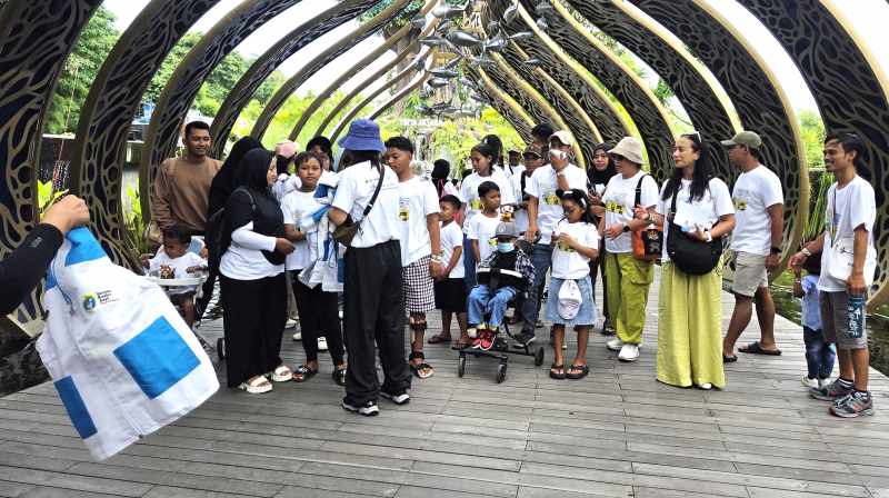 BERHARAP KESEMBUHAN: Belasan anak-anak dari Yayasan Kanker Anak Indonesia didampingi para orang tua berkunjung ke Bali Safari. (Foto Marsellus Pampur)