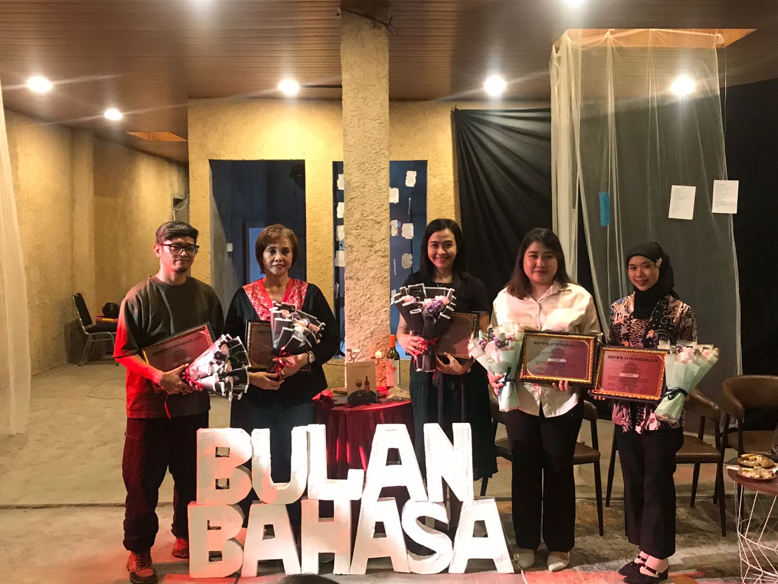 KEMALAM: Kegiatan bedah buku yang merupakan rangkaian dari Bulan Bahasa 2025 berlangsung pada Sabtu (25/10/2025)
