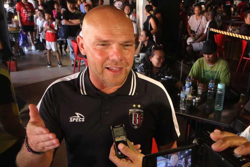 PUSING TIMNYA MANDUL: Pelatih kepala Bali United, Johnny Jansen. (miftahuddin/radar bali)