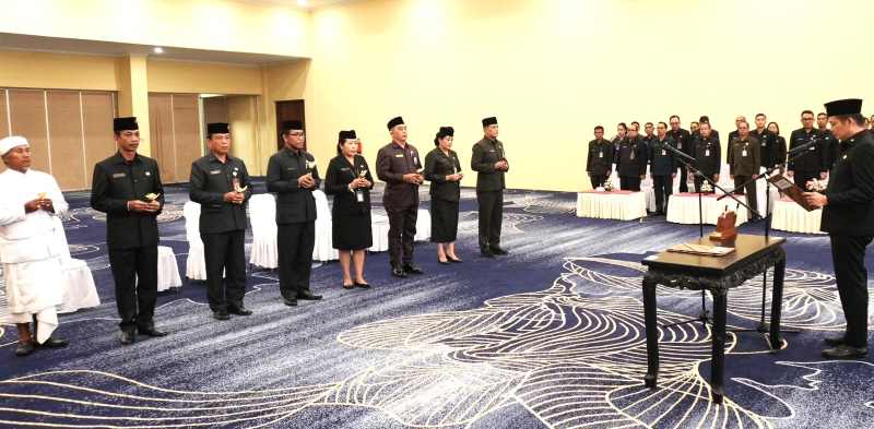 DATANG DAN PERGI  : Bupati Jembrana I Made Kembang Hartawan, gelar sumpah jabatan dan  pelantikan, enam pejabat yang dimutasi atau rotasi, serta mengukuhkan satu pejabat. (Foto: Humas Pemkab Jembrana)