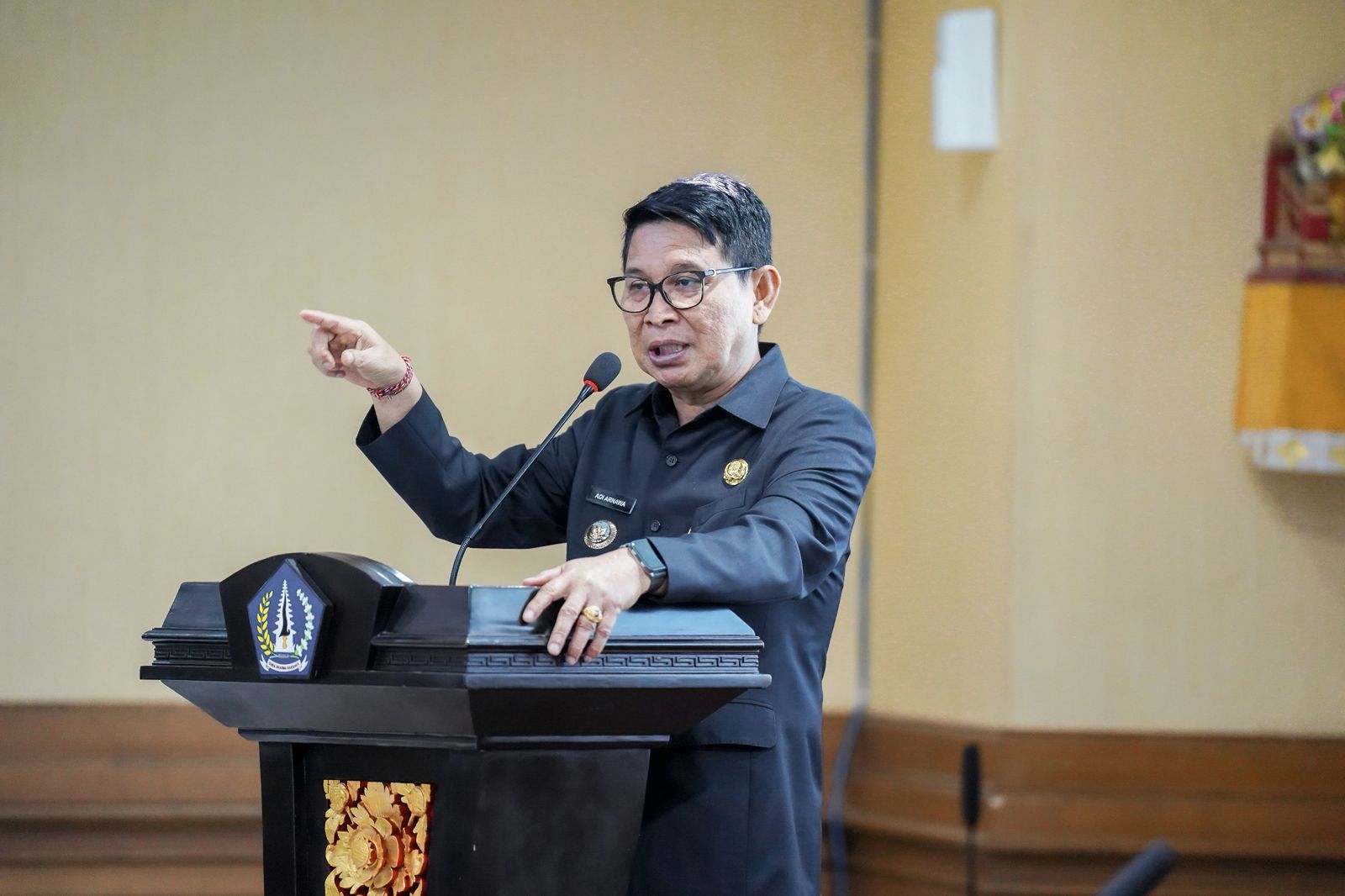 Bupati Wayan Adi Arnawa membuka Rapat Koordinasi Teknis dan Monitoring Evaluasi Penerapan SPM di Kabupaten Badung Tahun 2025, di Ruang Rapat Kriya Gosana, Puspem Badung, Selasa (28/10).