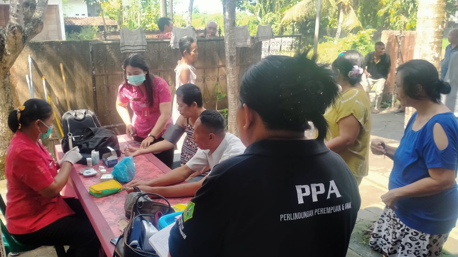 DILEMATIS:  Suasana ODGJ dan Lansia di rumah singgah pondok sosial Tresna Werdha Santhi di Perumahan Dinas Wanasara, Desa Bongan Tabanan.(juliadi/radar bali)