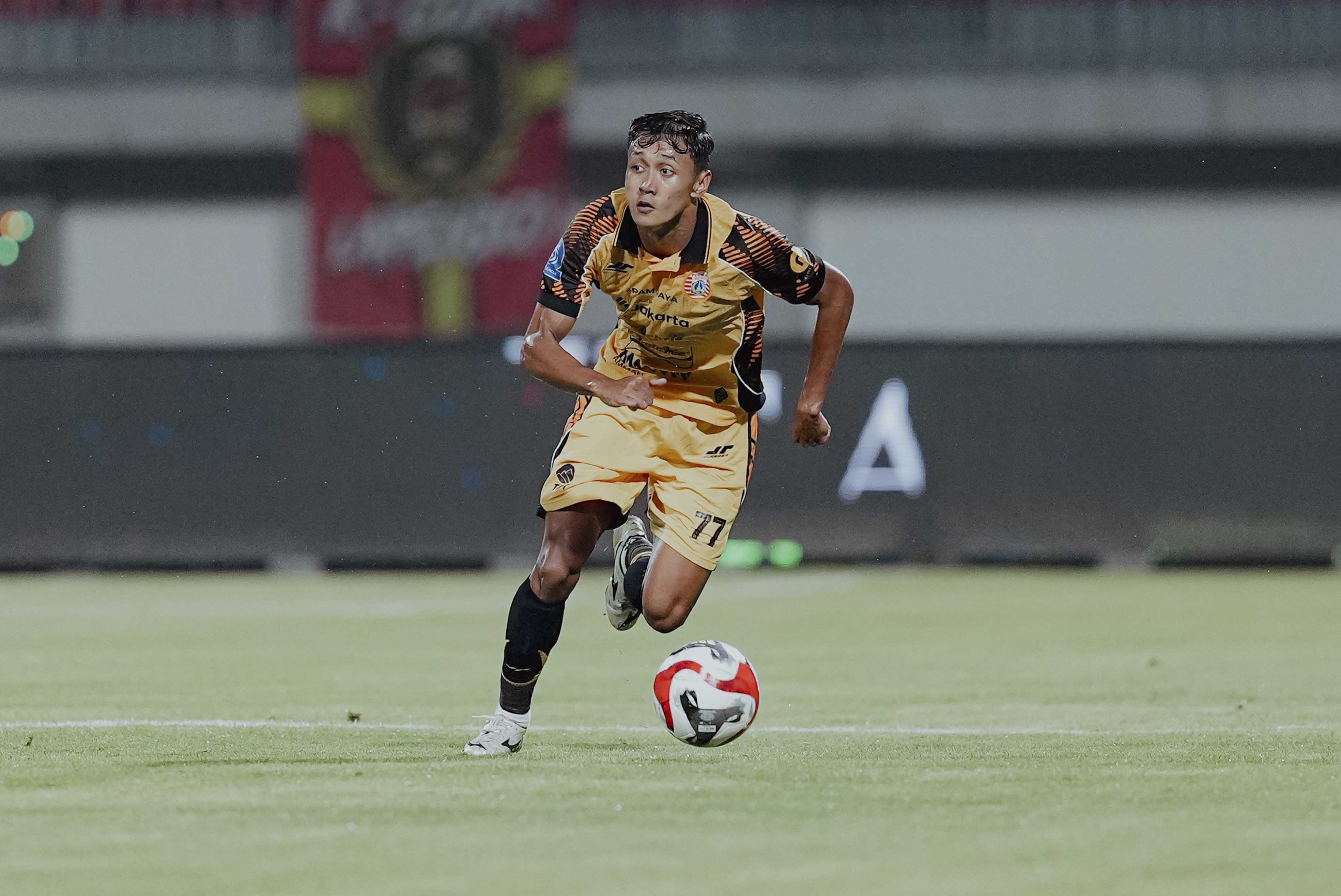 TIGA POIN - Bek Persija Dony Tri Pamungkas saat turun melawan Madura United.