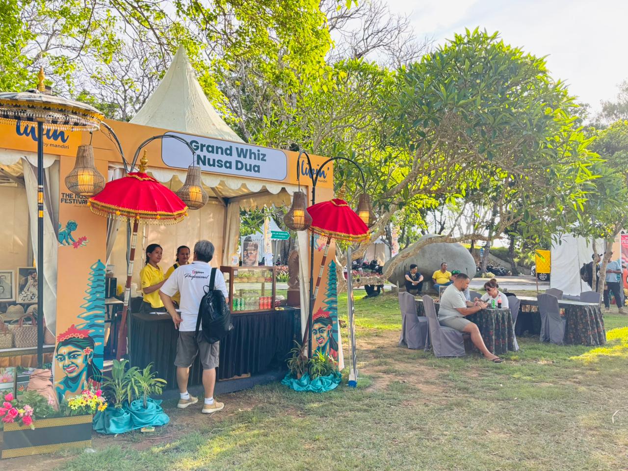 JALIN HARMONI: Booth Grand Whiz Nusa Dua di The Nusa Dua Festival 2025 menampilkan kreasi kuliner bertema &ldquo;Beauty Harmony.
