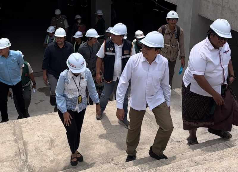 DAPAT TEMUAN LAPANGAN : Rombongan Kejari saat melihat proyek Puspem Gianyar.(foto:Kejari Gianyar)